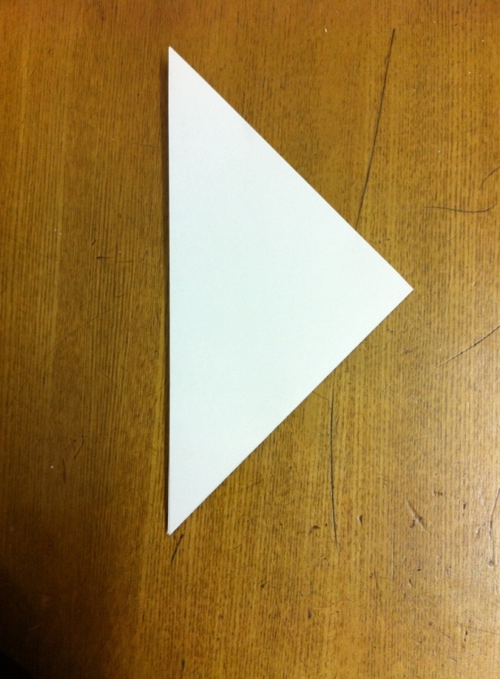 Die lange Seite des Dreiecks sind die offenen Lagen Papier